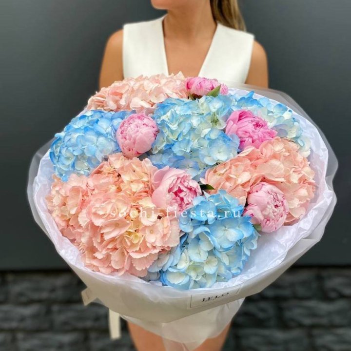 Дуобукет гортензии с пионами  в Казани