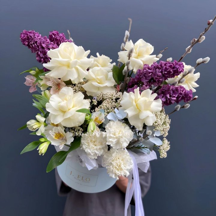 Цветочный бокс Французских роз и Сирени в Казани