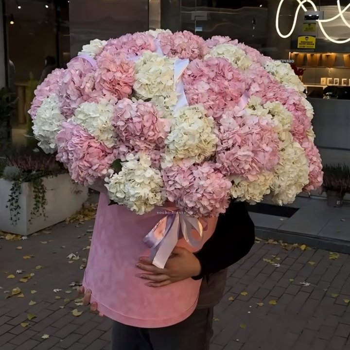 Дизайнерский цилиндр с гортензиями  в Казани