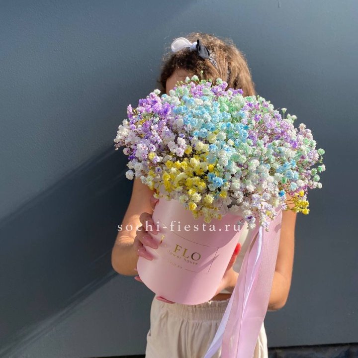 Радужные гипсофилы в шляпной коробке в Казани