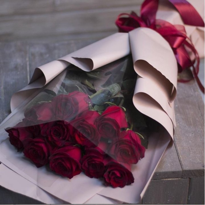 11 голландских роз в оформлении в Казани