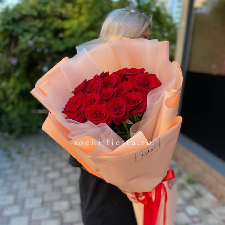 15 голландских роз в оформлении в Казани
