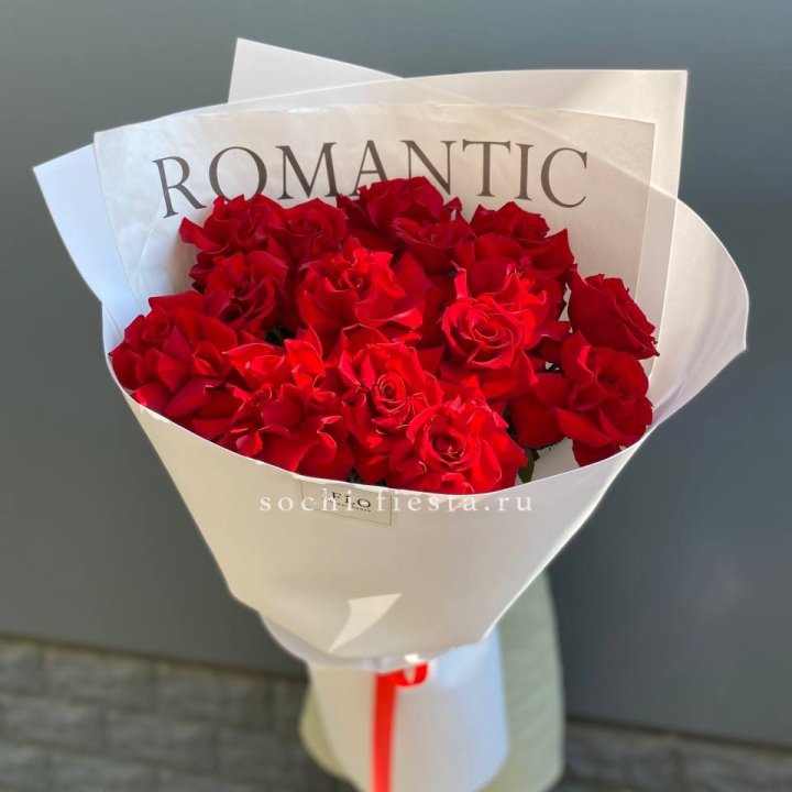 19 высоких роз в оформлении в Казани