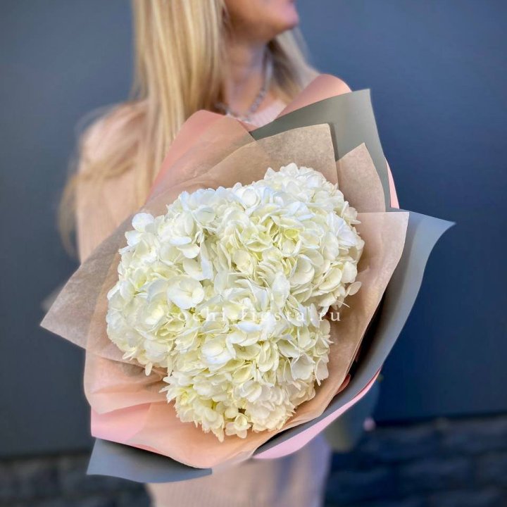 Букет из трёх белых гортензий в Казани