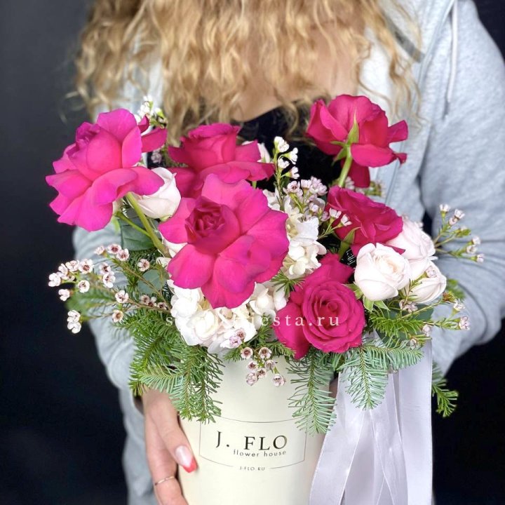 Новогодняя композиция в коробке пинк розе в Казани