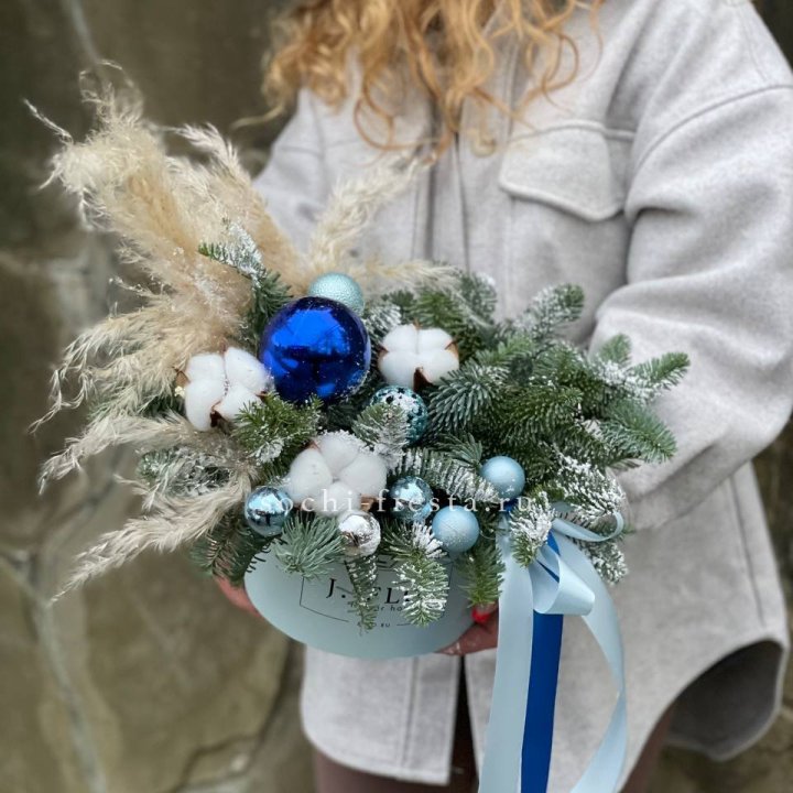 Новогодняя композиция в коробке блю в Казани