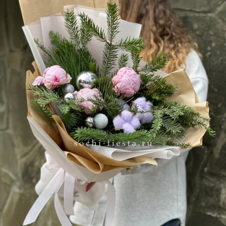 Новогодний букет с пионами  в Казани