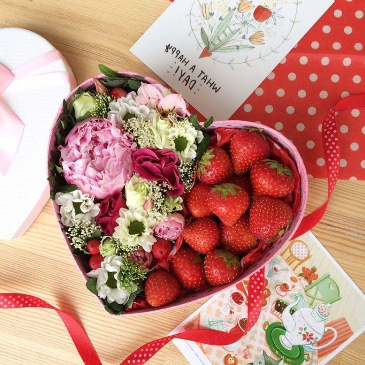 Бокс с клубникой и цветами в Казани