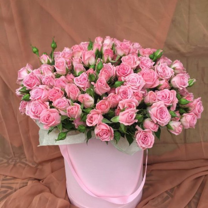 Кустовые розы в коробке в Казани