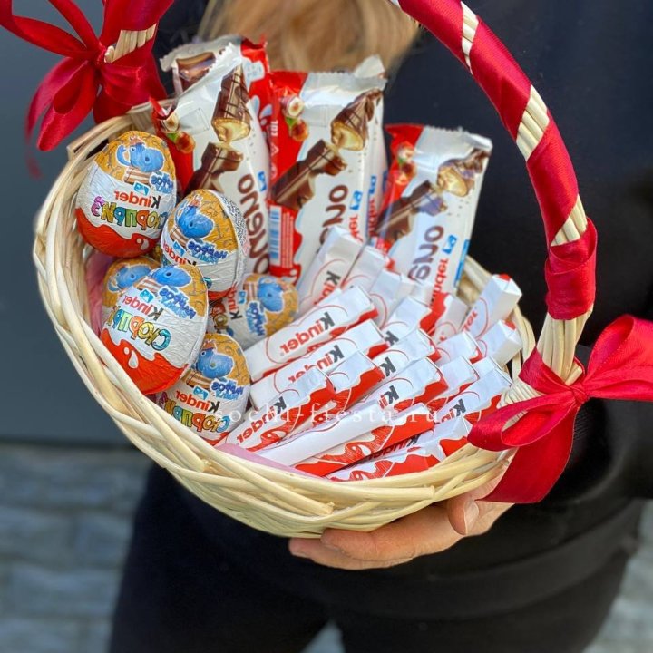 Корзина с киндерами  в Казани