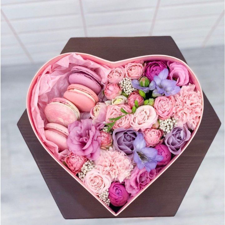 Бокс-сердце с макаронс  в Казани