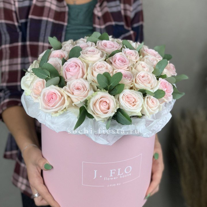 35 розовых роз в цилиндре в Казани