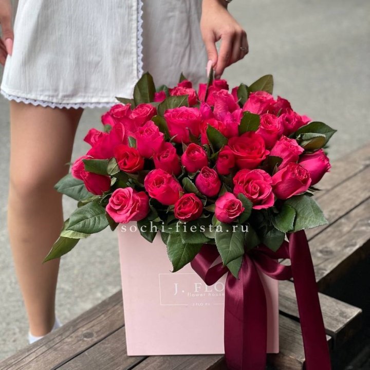 55 алых роз в кубе в Казани