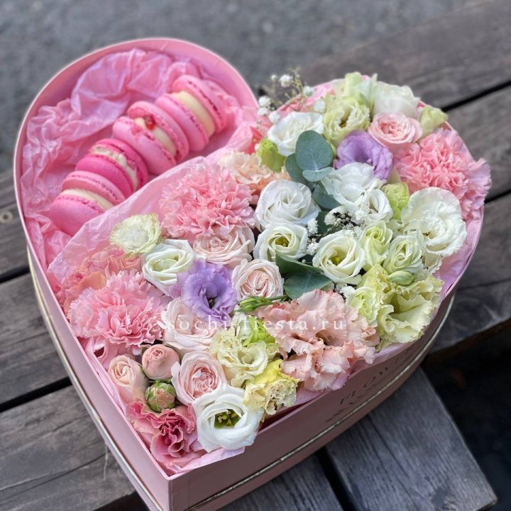 Бокс-сердце с макарон "Пинк" в Казани