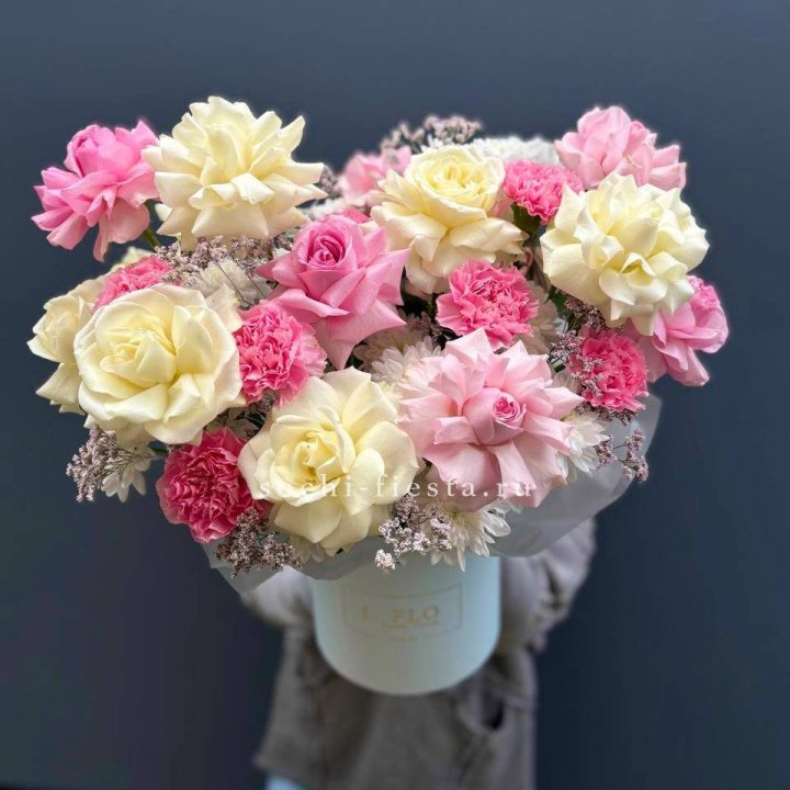 Коробка французских роз и диантусов "Бони" в Казани