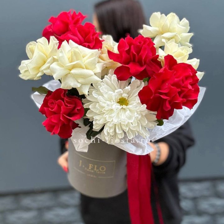 Французские розы с хризантемой в боксе в Казани