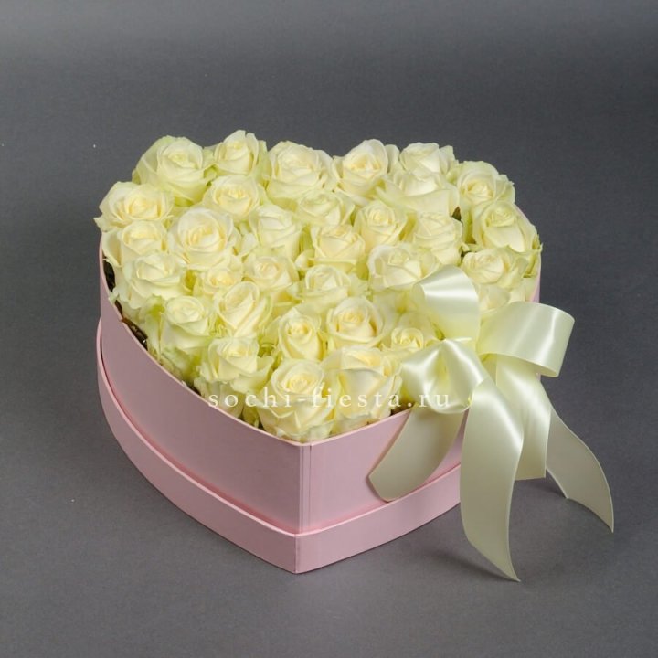 35 белых роз в коробке "Сердце" в Казани
