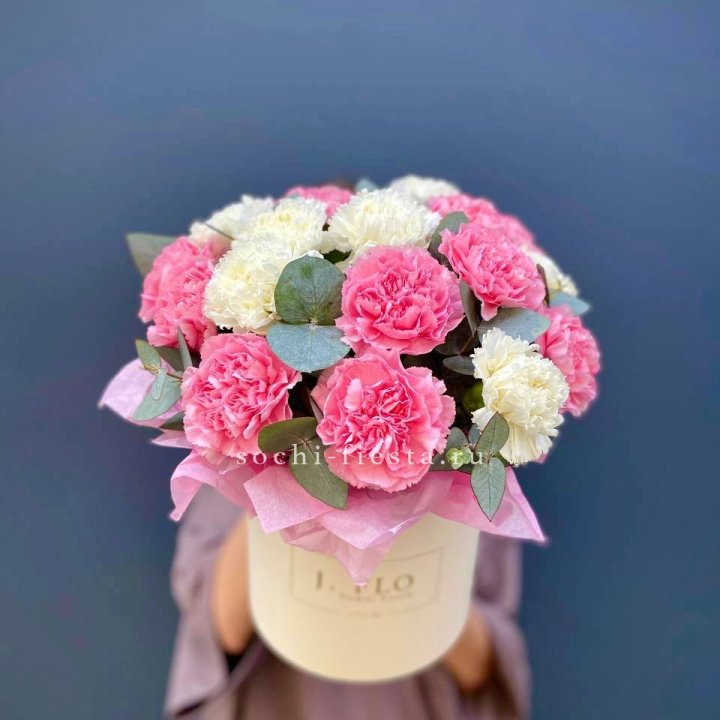 Диантусы в цилиндре в Казани