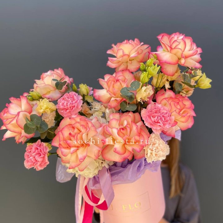 Бокс нежный с розами в Казани