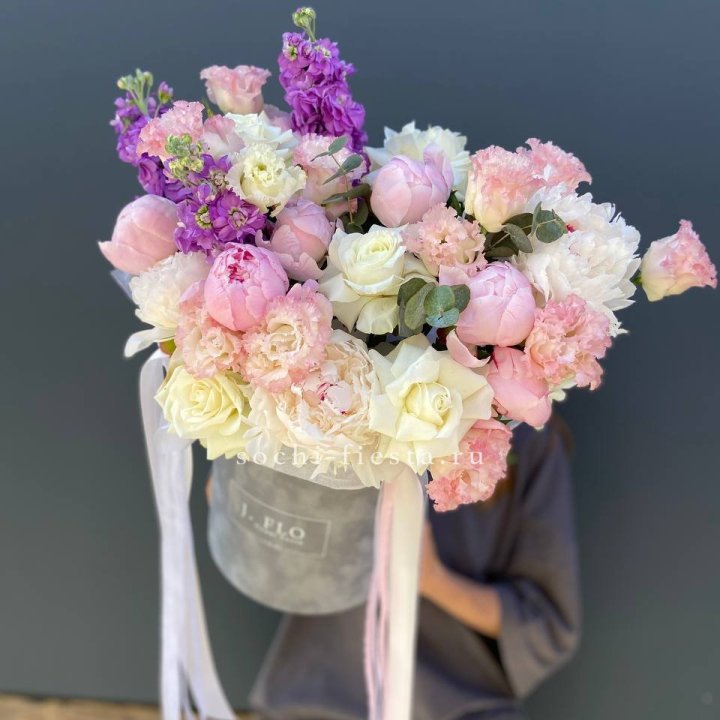 Дизайнерский цилиндр с пионами "Ривьера" в Казани