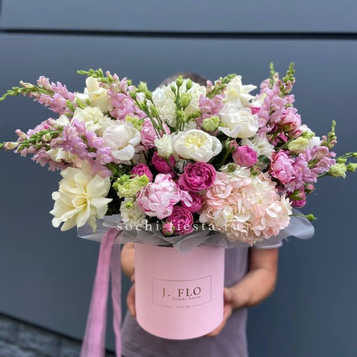 Дизайнерский цилиндр с пионами "Саманта" в Казани