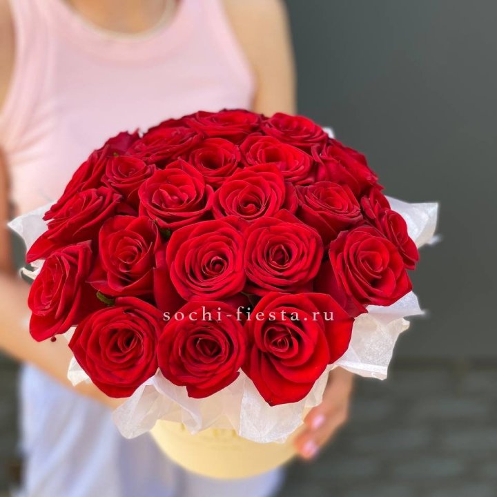 Красные розы в цилиндре в Казани