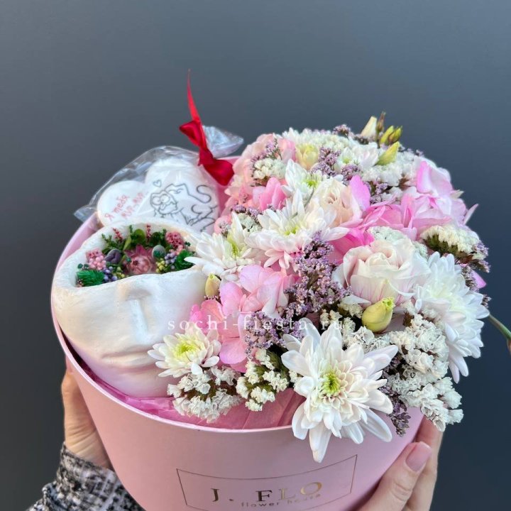 Цветы и свеча в коробке в Казани