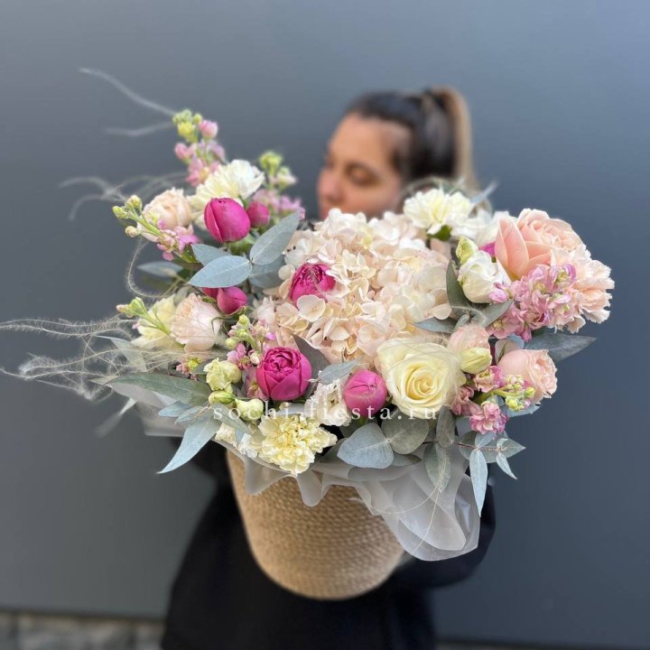 Цветочная композиция в джутовом боксе  в Казани