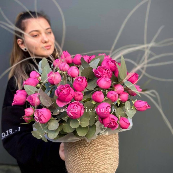 Пионовидные розы Мисти Бабблс в джутовом кашпо в Казани