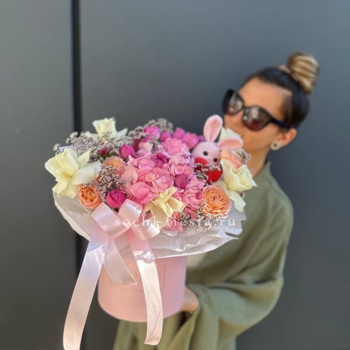 Дизайнерский цилиндр с игрушкой "Лола" в Казани