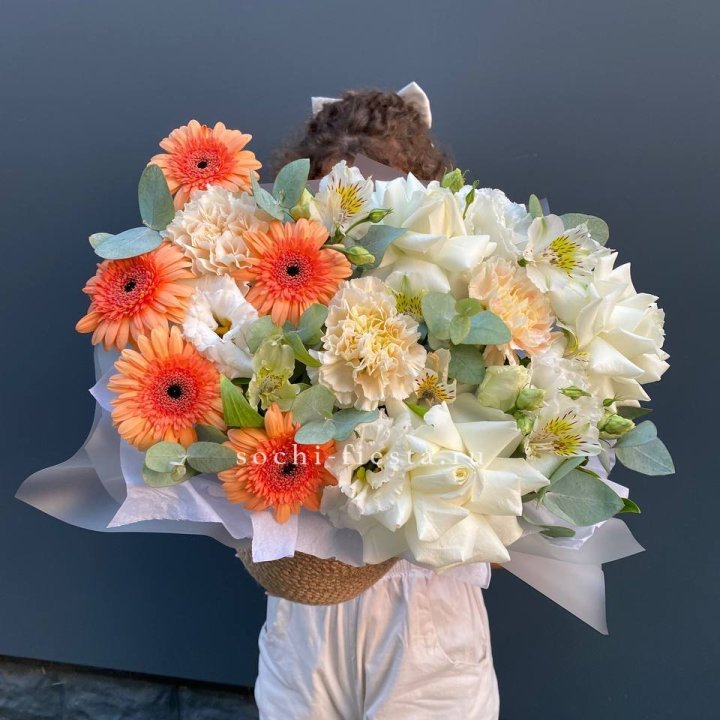 Розы и герберы в джутовом кашпо "Георгино" в Казани