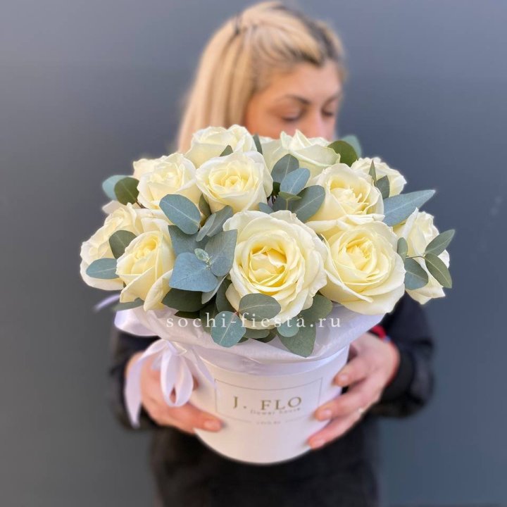 15 белых роз в боксе в Казани