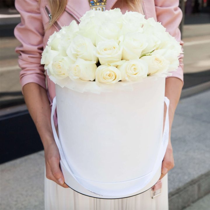 35 белых роз в цилиндре в Казани