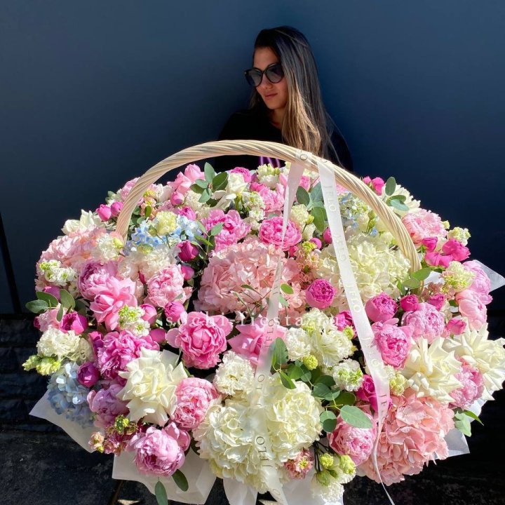 Цветочная корзина из пионов и пионовидных роз "Перфекте" в Казани