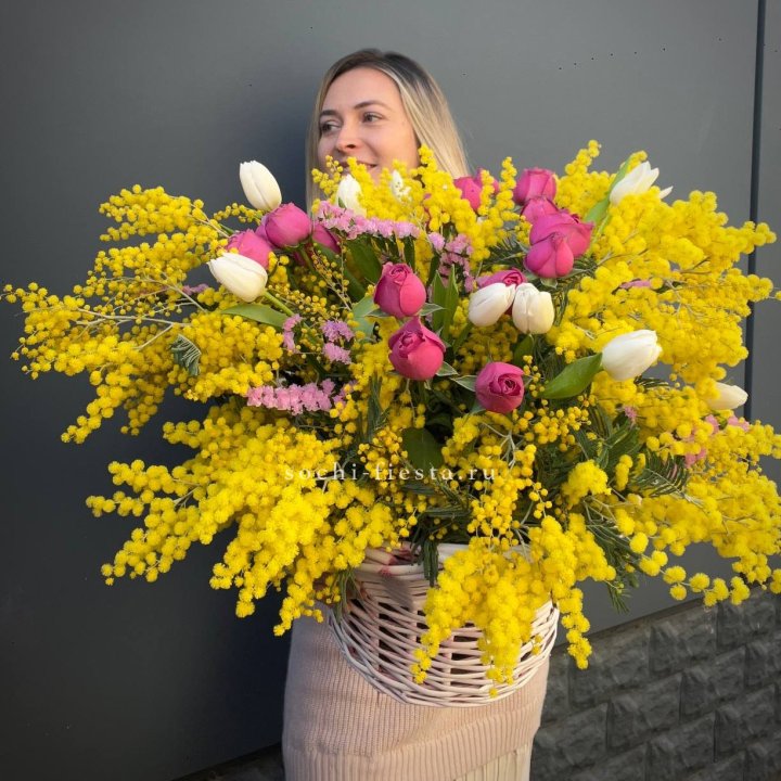 Цветочная корзина с мимозой "Спринг" в Казани