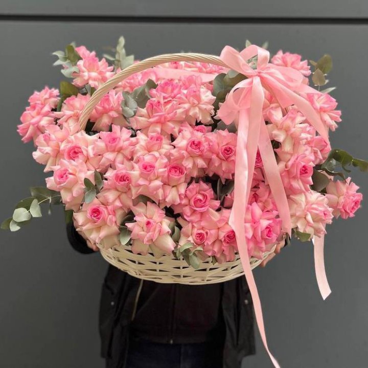 51 розовая роза в корзине в Казани