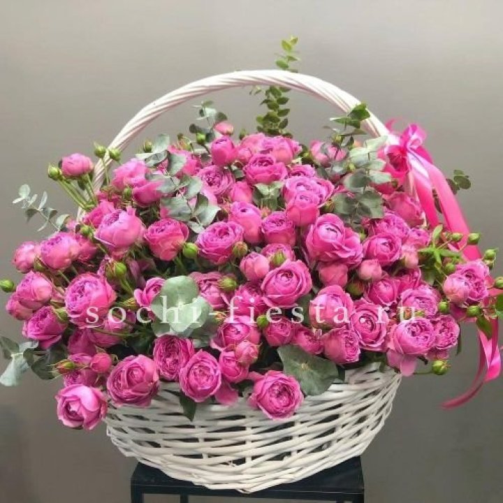 65 пионовидных кустовых роз в корзине в Казани