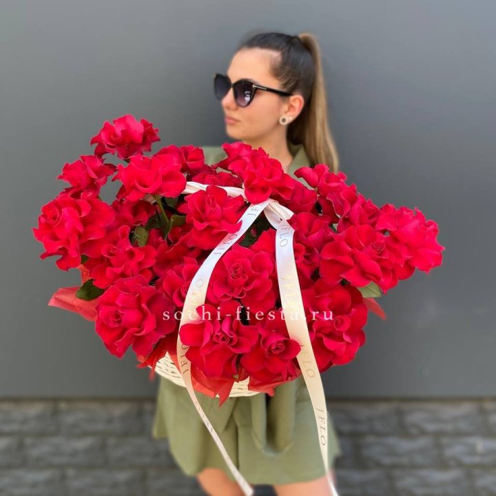 Красные французские розы в корзине в Казани