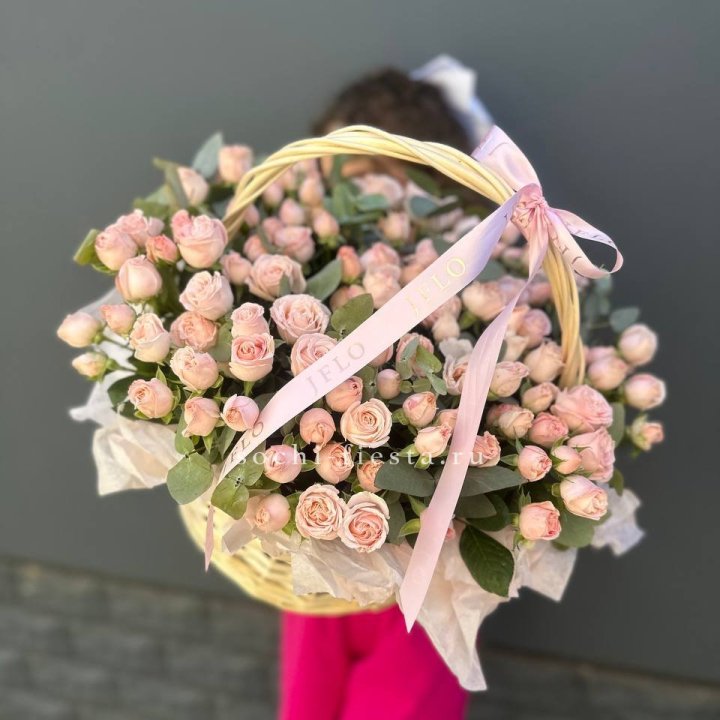 Корзина кустовых пионовидных роз в Казани