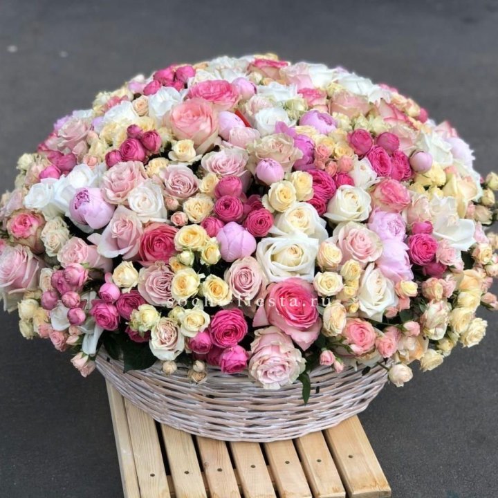 Цветочная корзина из пионов и пионовидных роз "Юниверсити" в Казани