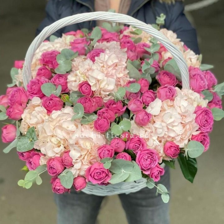 Корзина с гортензией и Мисти Баблс в Казани