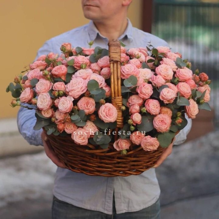 Корзина из 101 пионовидной розы в Казани