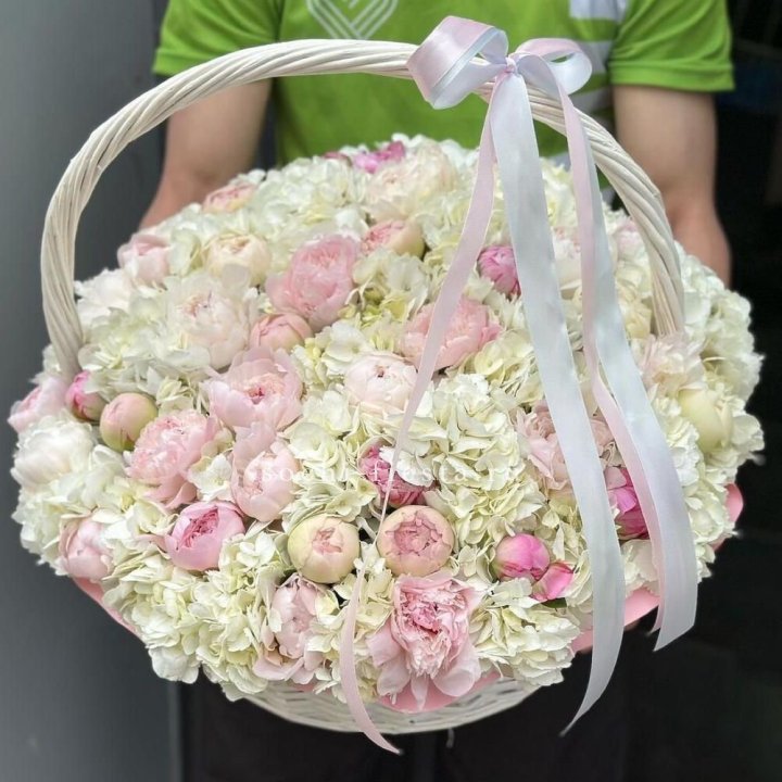 Премиум корзина гортензий и пионов в Казани
