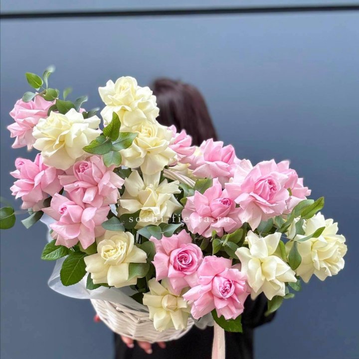 25 Французских роз в корзине в Казани