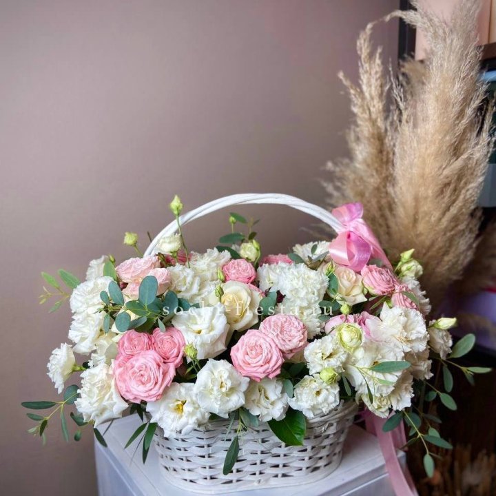 Цветочная корзина "Пинки вайт" в Казани