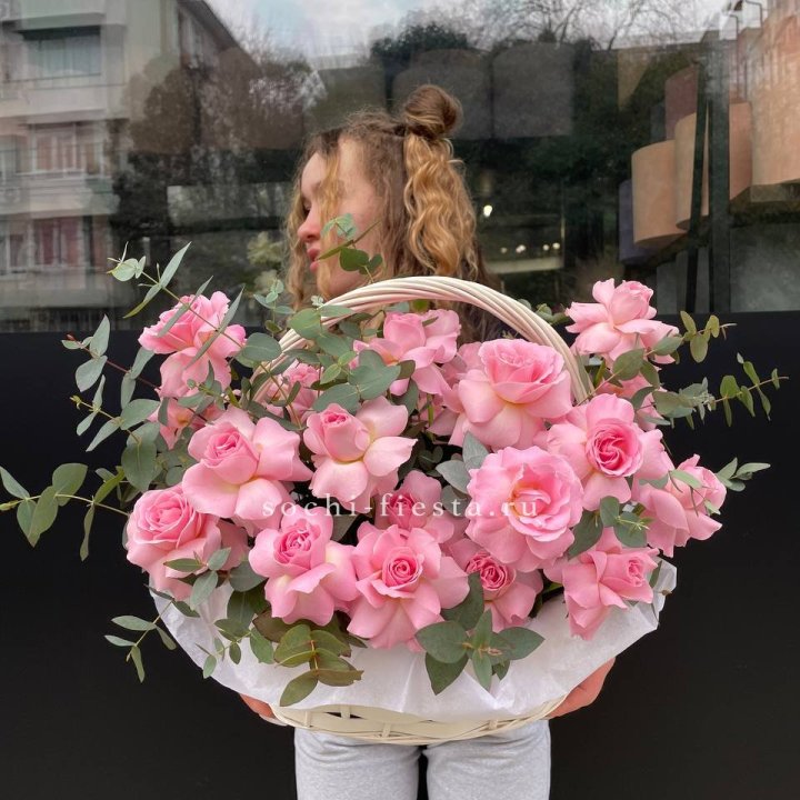 25 роз в цветочной корзине  в Казани
