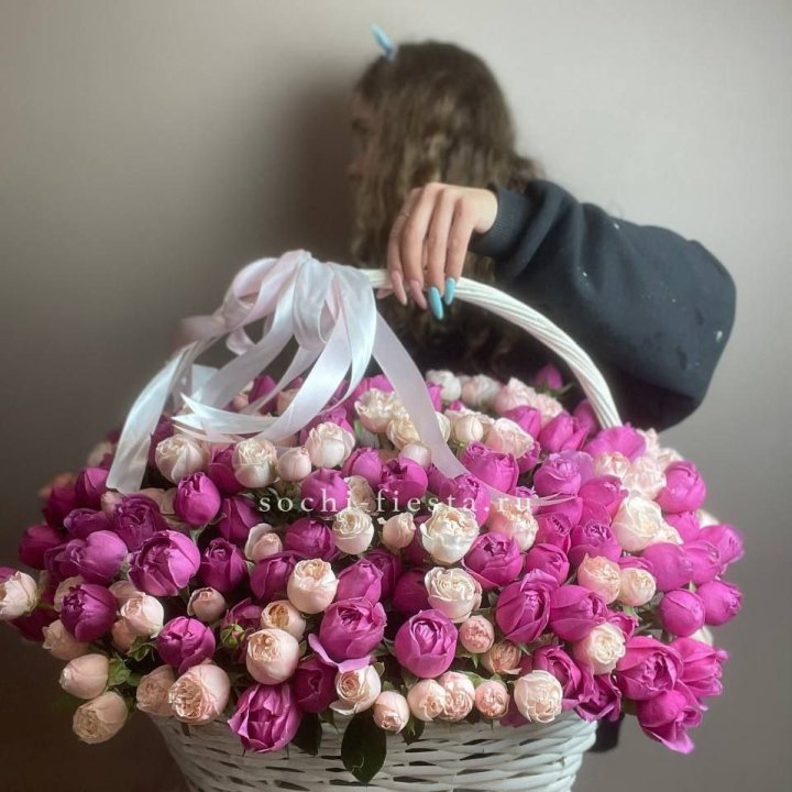 Премиум корзина пионовидных кустовых роз в Казани