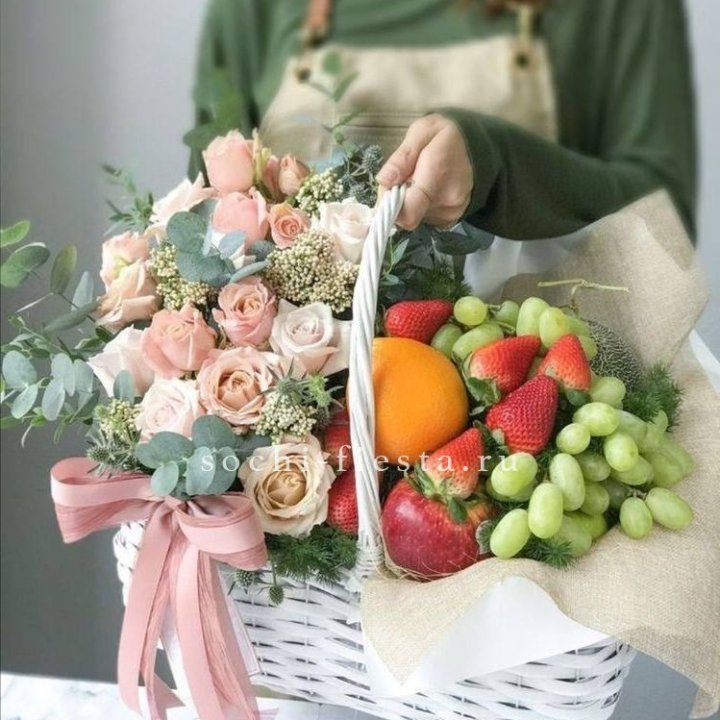 Фруктовая корзина c цветами в Казани