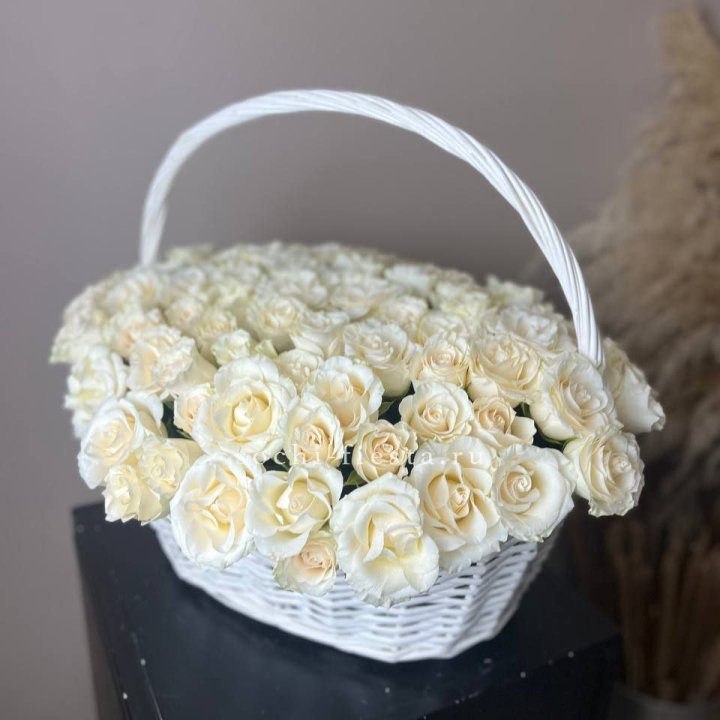 101 белая роза в корзине в Казани