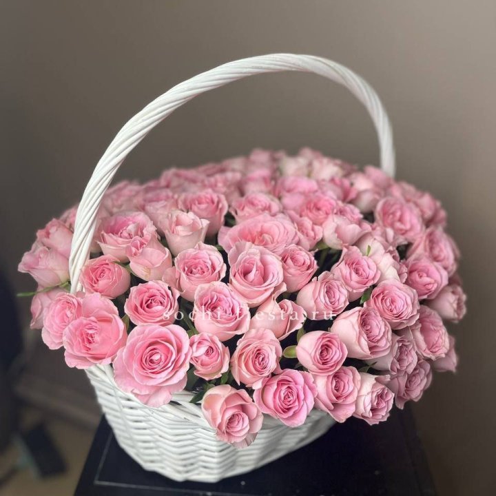 101 розовая роза в корзине в Казани